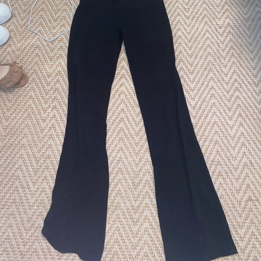 black pink vs yoga pants